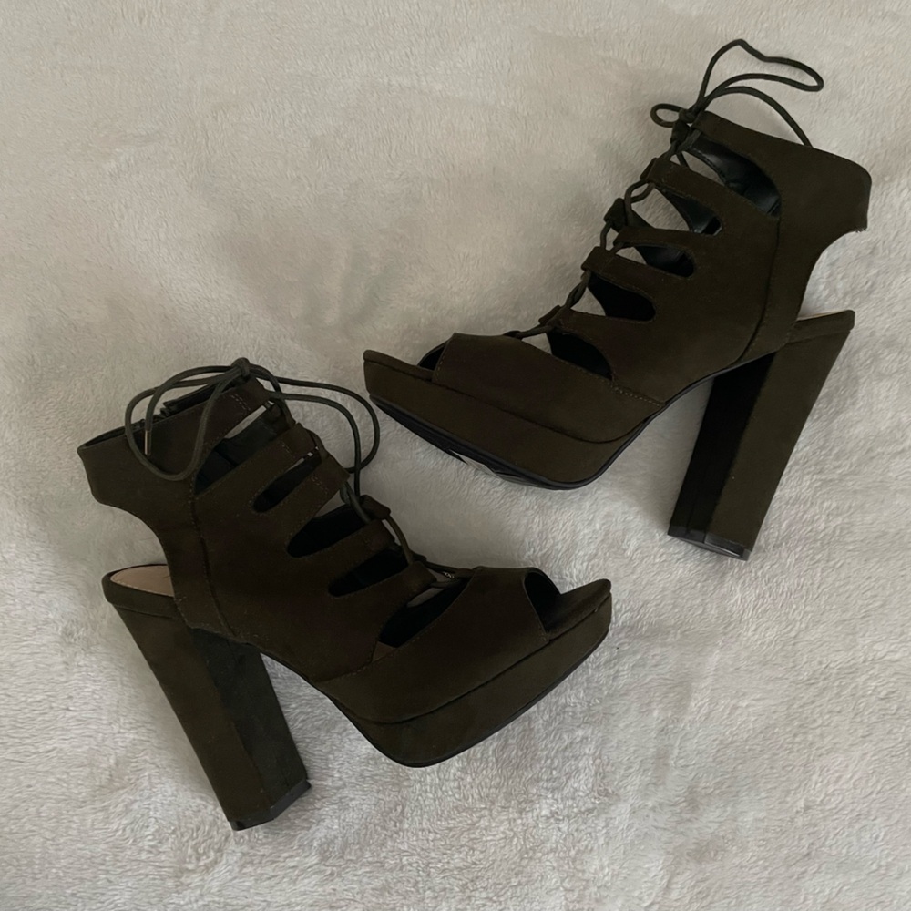 Bar III Women’s Olive Hunter Green Black Strappy Block Heels 5 inches size8 NWOT